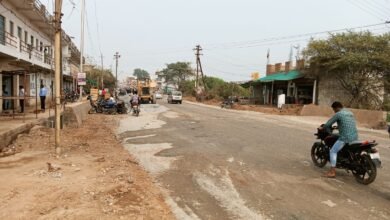 Photo of रतनपुर में बन रही आड़ी- तिरछी सड़क को लेकर लोगों ने जताया विरोध ,नाप जोख के बाद भी स्थिति यथावत