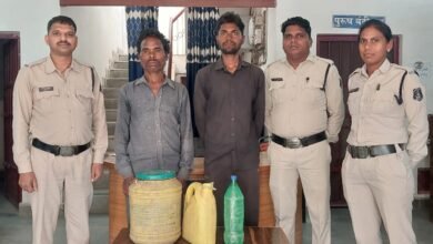 Photo of रतनपुर पुलिस ने दो अलग-अलग ठिकानों पर  छापा मारकर किया भारी मात्रा में कच्ची महुआ शराब जप्त