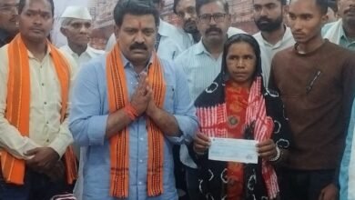 Photo of उपमुख्यमंत्री  विजय शर्मा ने स्वर्गीय साधराम यादव के परिवार से मुलाकात कर 20 लाख रूपए का चेक प्रदान किया