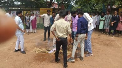 Photo of 9 अगस्त को कोलकाता में हुए घटना के विरोध में विद्यार्थी परिषद के कार्यकर्ताओं ने नारेबाजी करते हुए पश्चिम बंगाल की मुख्यमंत्री ममता बनर्जी का पुतला दहन कर विरोध प्रदर्शन किया एवं घटना कि घोर निंदा की