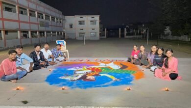 Photo of रंगोली पर दीप प्रज्वलित कर रंगोली बना कर रानी लक्ष्मीबाई जी की मनाई गई जयंती