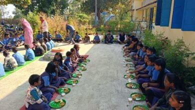 Photo of शिक्षा अधिकारी ने अपनी धर्मपत्नी के जन्मदिन पर कराया न्योता भोज