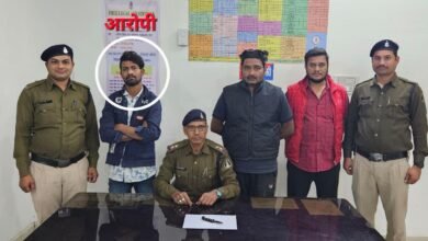 Photo of सार्वजनिक स्थान पर चाकू लहराने वाला आरोपी चढ़ा तारबाहर पुलिस के हत्थे