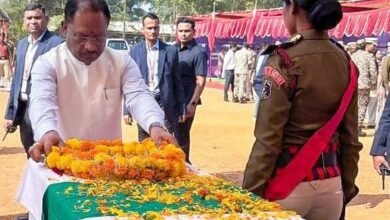 Photo of मुख्यमंत्री  विष्णुदेव साय ने शहीद जवानों को पुष्पचक्र अर्पित कर दी भावभीनी श्रद्धांजलि