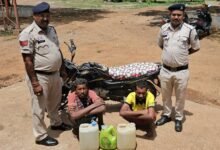 Photo of सीपत पुलिस के द्वारा अवैध कच्ची महुआ शराब परिवहन करते दो आरोपी को किया गिरफ्तार 23 लीटर महुआ शराब जप्त