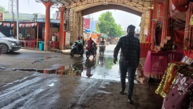 Photo of महामाया मन्दिर ट्रस्ट व नगरपालिका की लापरवाही से सौचालय व नाली का गंदा पानी सड़क पर फैल रहा ,आमजनों का चलना हुआ मुश्किल