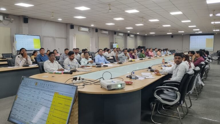 प्रधानमंत्री आवास योजना के कार्यों में प्रगति लाने जिला पंचायत सीईओ ने ली समीक्षा बैठक