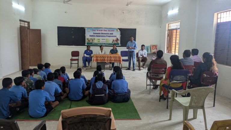 पशु चिकित्सकों द्वारा स्कूली विद्यार्थियों को कुत्ते के काटने, रेबीज बीमारी एवं पॉलीथीन प्रदूषण के प्रति किया गया जागरूक
