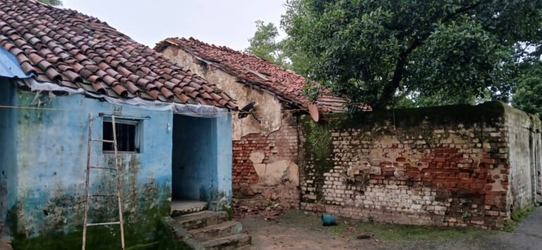 जर्जर छत, रिसता फर्ज: रतनपुर थाने के जवान मिट्टी की दीवारों में ढूंढ़ रहे हैं सुरक्षा का आसरा