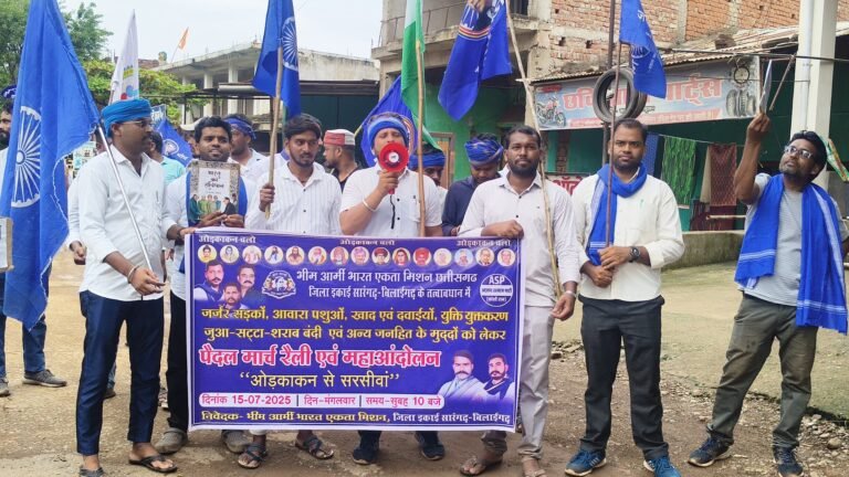 भीम आर्मी सारंगढ बिलाईगढ़ द्वारा जर्जर सड़क और जनहित मुद्दों को लेकर 20 कि.मी तक पैदल मार्च रैली निकाला गया