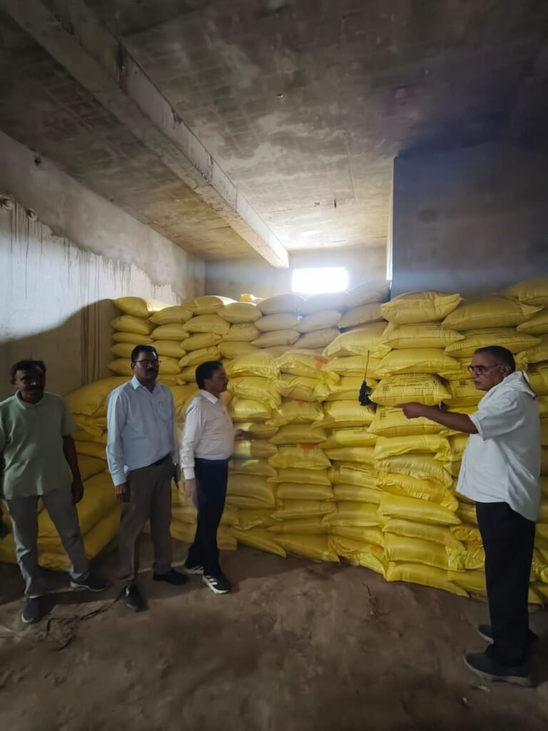 आधा दर्जन खाद दुकानों में छापामार कार्रवाई,रतनपुर उन्नत कृषि केंद्र को नोटिस देकर एक सप्ताह में जवाब तलब ,खाद गोदाम सील,लाइसेंस निलंबित