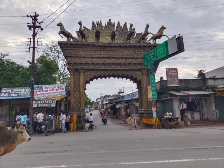“धार्मिक नगरी रतनपुर में बदलती आस्था की दिशा: गरीबों में बढ़ रहा धर्मांतरण का चलन, रविवार को बंद होते हैं रोज़गार, प्रार्थना सभाओं में जुटती भीड़ – प्रशासन खामोश”