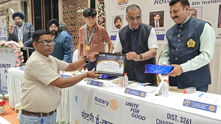 रोटरी ई क्लब बिलासपुर यूनाइटेड आठवीं स्थापित समारोह के आयोजन में पत्रकार रविराज रजक को किया गया सम्मानित