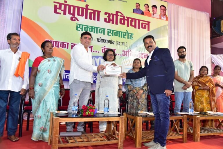 संपूर्णता अभियान के तहत सम्मान समारोह का हुआ आयोजन* *आकांक्षा हाट का हुआ शुभारंभ