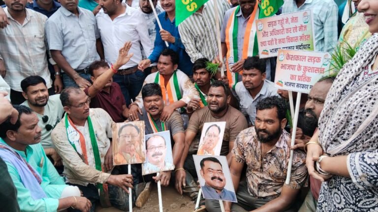 केशकाल खराब सड़क के विरोध मे कांग्रेस ने सड़क के गड्डों मे लेटकर किया प्रदर्शन