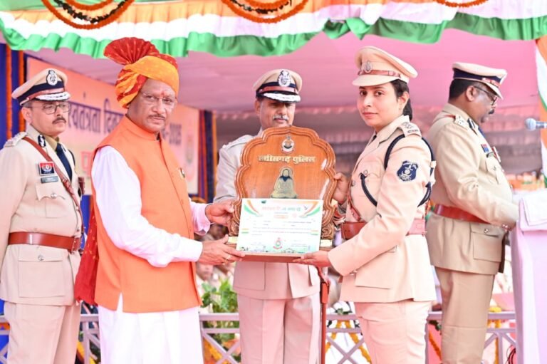 रायपुर : स्वतंत्रता दिवस समारोह: मुख्यमंत्री ने 35 पुलिस अधिकारियों एवं जवानों को पुलिस पदकों से किया सम्मानित