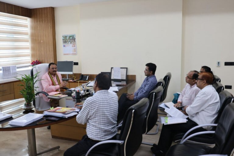 रायपुर : पिछड़ा वर्ग एवं अल्पसंख्यक विकास विभाग की समीक्षा बैठक संपन्न