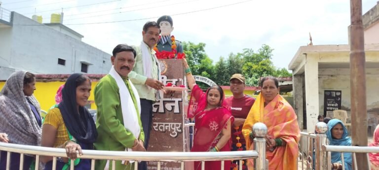 रतनपुर की पावन भूमि पर गूंजा राष्ट्रप्रेम का स्वर — शहीद नूतन सोनी की प्रतिमा पर हुआ भावभीना माल्यार्पण, हर आंख हुई नम