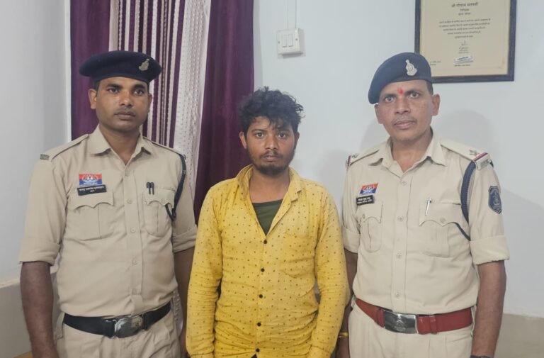 दामादर ज्वेलर्स सीपत में हुई चोरी का फरार आरोपी मध्य प्रदेश सिंगरौली से गिरफ्तार.