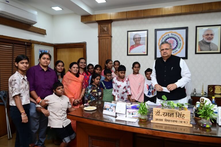 रक्षाबंधन पर विधानसभा अध्यक्ष डॉ. रमन सिंह से मिले दिव्यांग बच्चे, बांधी राखी और साझा की मुस्कानें