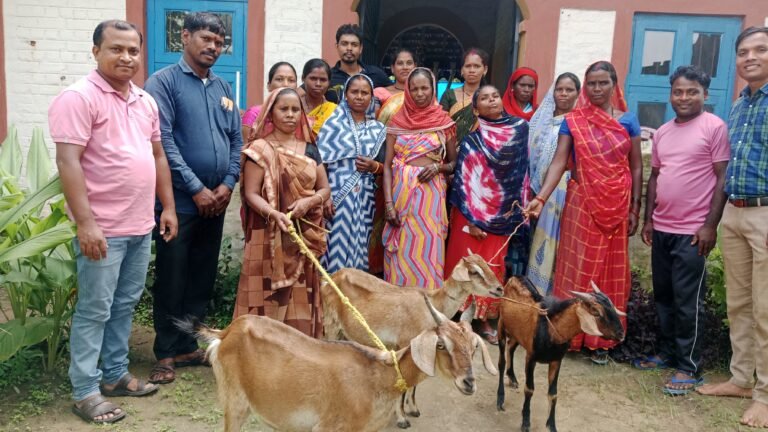 ​गरिमा मंच ने निशक्त एवं गरीब महिलाओं को बकरी प्रदान कर आजीविका की नई राह दिखाई