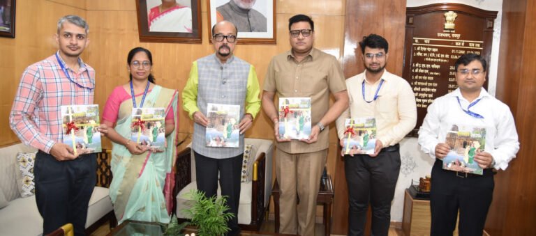 रायपुर : राज्यपाल डेका ने पासपोर्ट कार्यालय की राजभाषा पत्रिका महतारी का विमोचन किया
