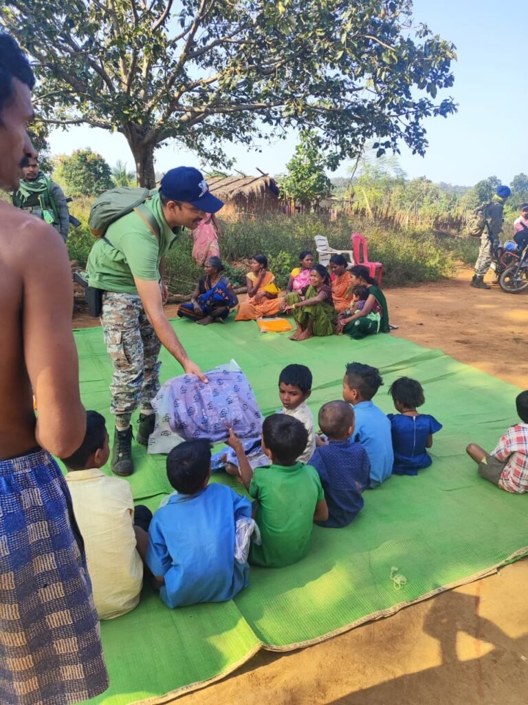 गरियाबंद पुलिस द्वारा नक्सल प्रभावित क्षेत्र ग्राम नगरार में कम्युनिटी पुलिसिंग का किया गया, आयोजन