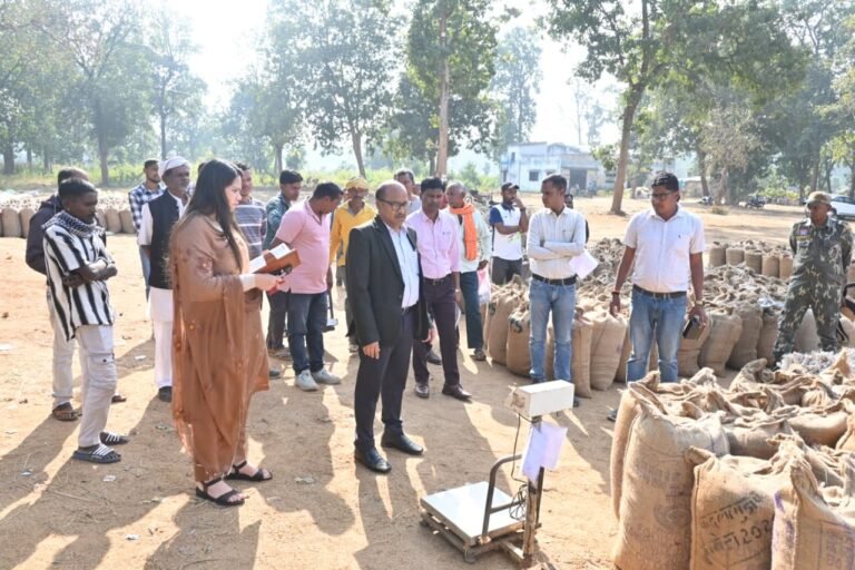 कलेक्टर उइके का धान खरीदी केंद्र परसुली का औचक निरीक्षण किया, धान खरीदी में लापरवाही पर केंद्र प्रभारी को हटाने के दिए निर्देश