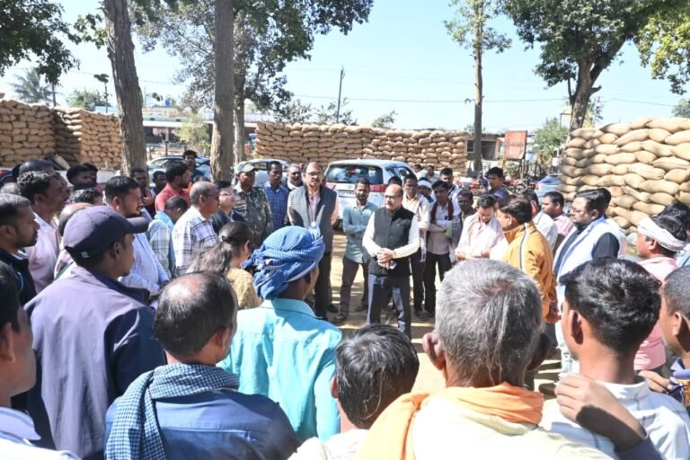 कलेक्टर उइके का औचक निरीक्षण: धान खरीदी केंद्रों में तौल, स्टेकिंग और बारदाना प्रबंधन पर सख्त निर्देश