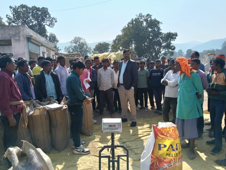 बलरामपुर : कलेक्टर ने धान खरीदी केन्द्र महाराजगंज का किया औचक निरीक्षण