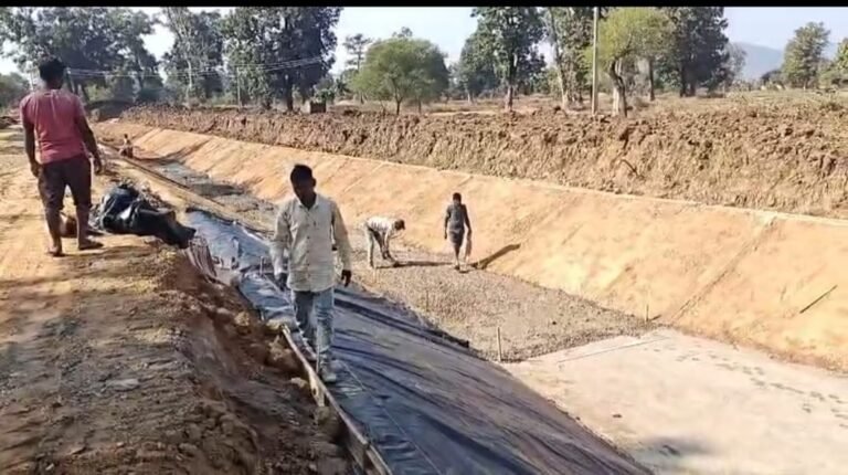 आमामुडा नहर निर्माण में ठेकेदार द्वारा घटिया निर्माण कार्य