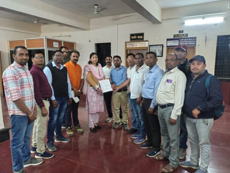 मोदी की गारंटी के तहत 4 सूत्रीय मांगों को लेकर गरियाबंद में शिक्षकों का हुंकार, कलेक्टर को सौंपा ज्ञापन