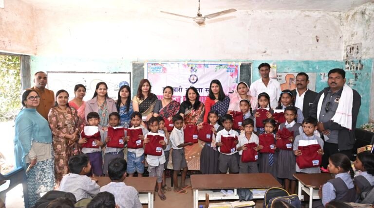 एनटीपीसी सीपत की संगवारी महिला समिति ने वितरित किए 436 विद्यार्थियों को स्वेटर