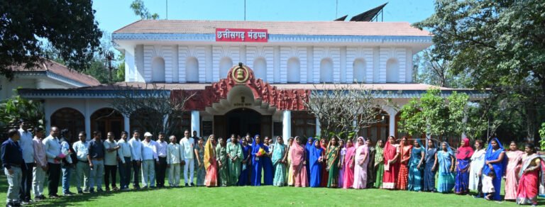 रायपुर : राज्यपाल के गोद ग्राम टेमरी के ग्रामीणों ने किया लोकभवन का भ्रमण