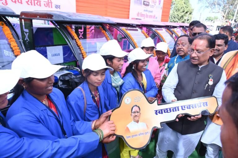 रायपुर : उज्ज्वला गैस, पिंक ई-रिक्शा और गार्बेज रिक्शा वितरण से आत्मनिर्भरता को मिला नया संबल