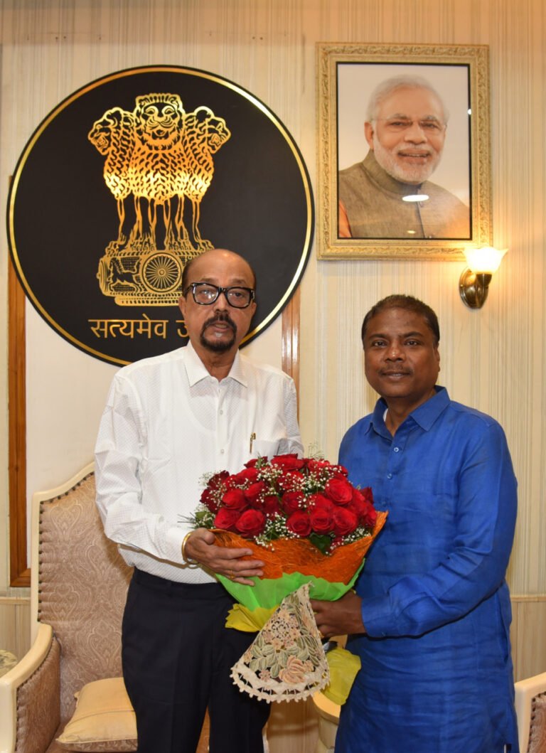 रायपुर : राज्यपाल रमेन डेका से वन मंत्री कश्यप ने भेंट की