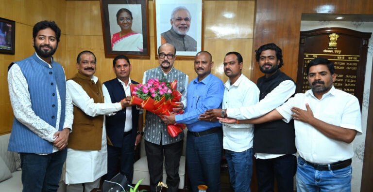 रायपुर : राज्यपाल  डेका से अखिल भारतीय कुर्मी क्षत्रिय महासभा के प्रदेश अध्यक्ष ने भेंट की