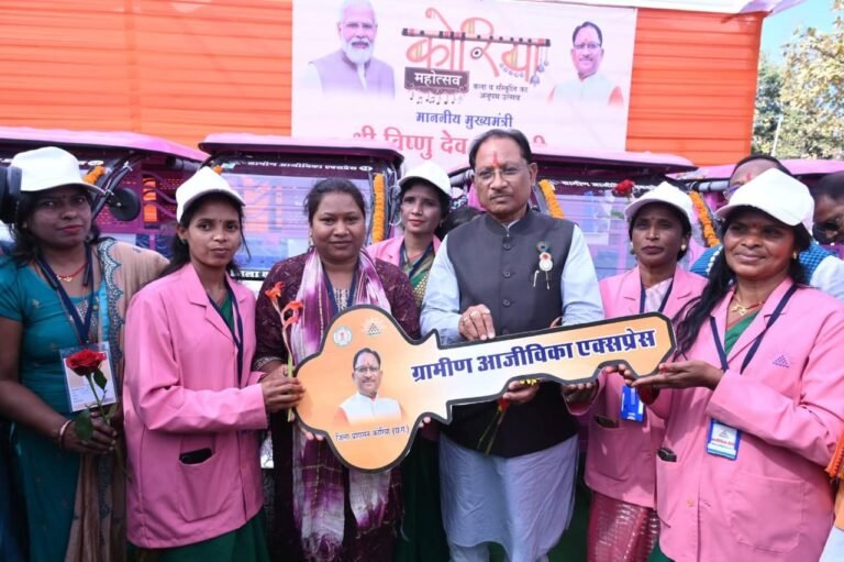 रायपुर : ई-रिक्शा से बच्चों को विद्यालय पहुंचाकर स्वावलंबन की मिसाल बनीं गीता दीदी