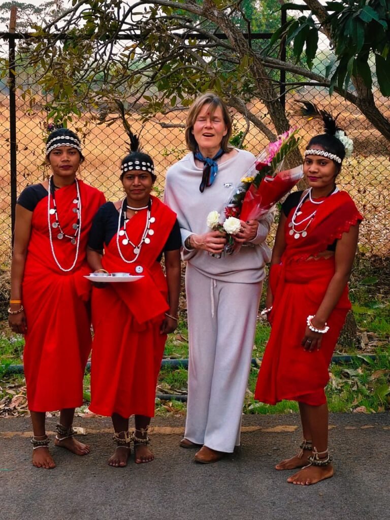 रायपुर : पर्यटन विशेषज्ञ सुश्री किर्सी ने ग्रामीण महिलाओं संग किया महुआ संग्रहण, बस्तर की जैव विविधता और लोकसंस्कृति से हुए अभिभूत