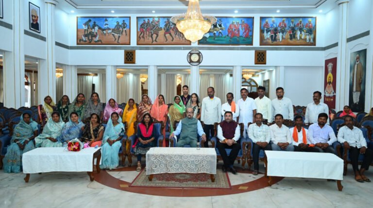 रायपुर : राज्यपाल के गोद ग्राम पंचायत बिजली के ग्रामीणों ने किया लोकभवन का भ्रमण