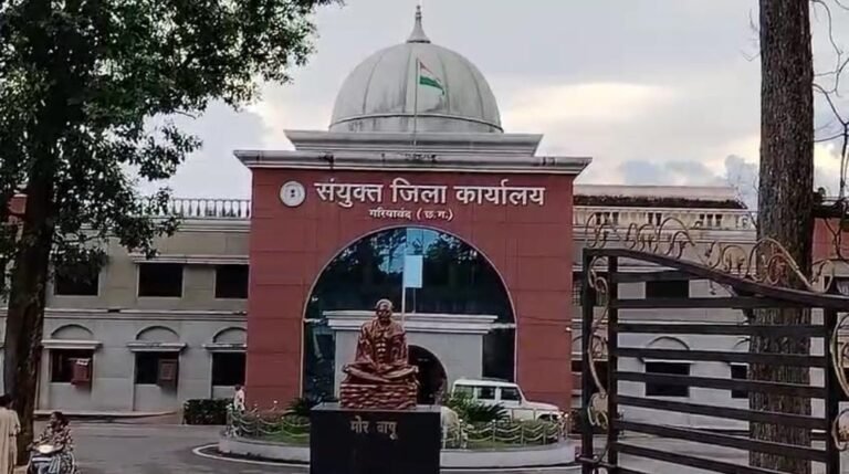 गरियाबंद में सरकारी कर्मचारी नेताओं के साथ व्यस्त, दफ्तरों में कामकाज प्रभावित — सरकारी सेवा या राजनीतिक संगत