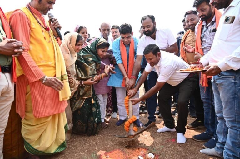 रायपुर : समृद्ध और सुलभ ग्रामीण भारत के लिए मज़बूत आधारभूत संरचना है पुल -मंत्री टंक राम वर्मा