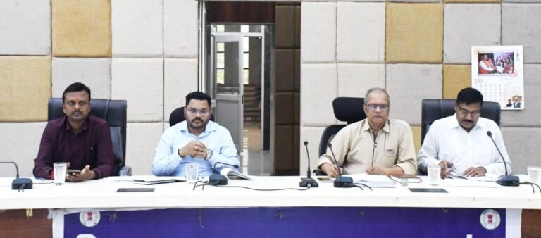 बलरामपुर : राजस्व से जुड़े प्रकरणों का पारदर्शी और समयबद्ध निराकरण करें – आर.एस. लाल