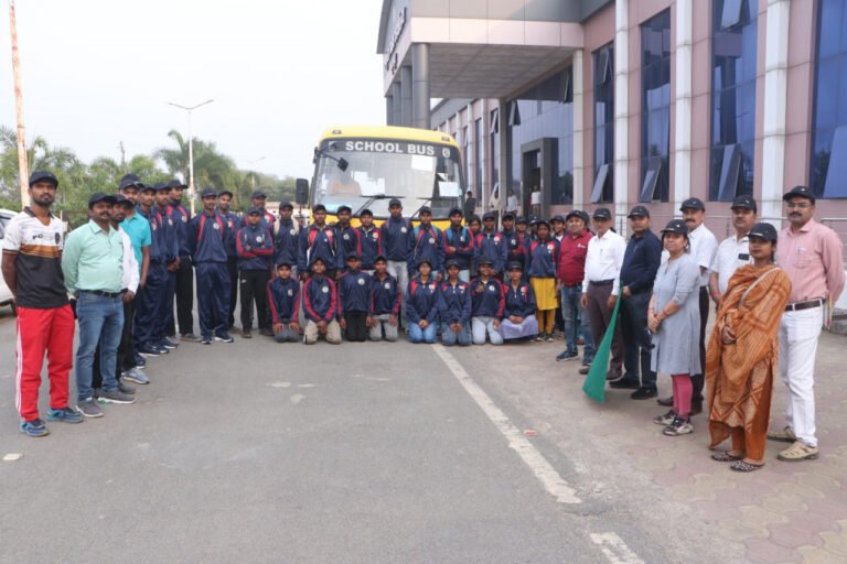 सूरजपुर : सरगुजा ओलंपिक के लिए सूरजपुर के 410 खिलाड़ी होंगे शामिल, जिला पंचायत सीईओ ने बस को हरी झंडी दिखाकर किया रवाना