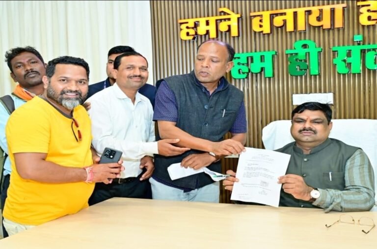 मंत्री और अधिकारी को ज्ञापन देने के बाद भी समय पर नहीं मिलता मानदेय