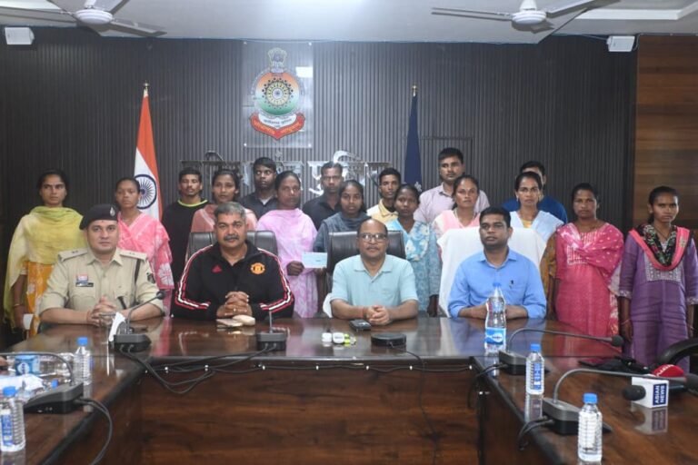 कलेक्टर एवं पुलिस अधीक्षक ने आज 9 आत्मसमर्पित नक्सलियों को 50-50 हजार रूपये का चेक सौंपा