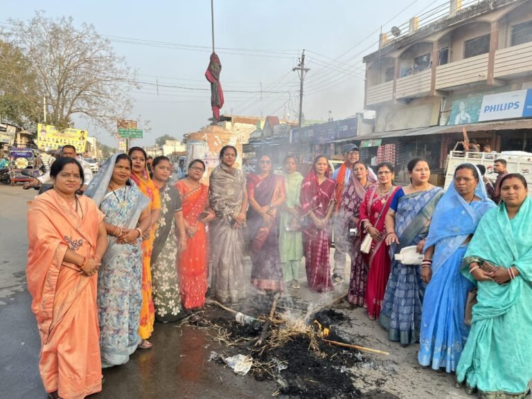 रतनपुर भाजपा कार्यकर्ताओं ने किया पश्चिम बंगाल के मुख्यमंत्री ममता बनर्जी का पुतला दहन..