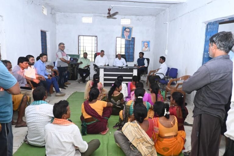 कलेक्टर, एसपी एवं सीईओ ने सुपेबेड़ा के बिहान दिदियों को गांव के विकास कार्याे के लिए एकजुट रहने की दी समझाईष, बिहान दिदियों को आर्थिक स्थिति मजबुत करने पर दिया जोर