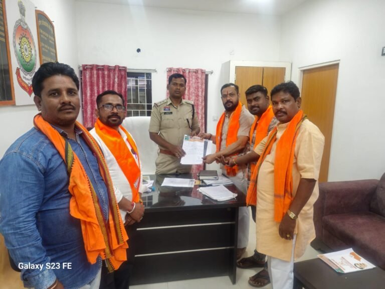 सोशल मीडिया पर मुख्यमंत्री व भाजपा के खिलाफ अपशब्द लिखने का आरोप, कार्रवाई की मांग को लेकर थाने पहुंचे कार्यकर्ता