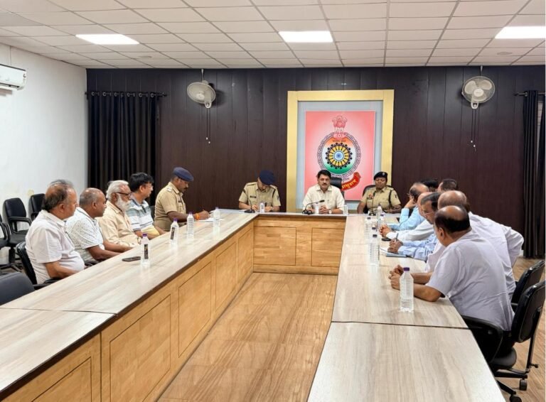 औद्योगिक दुर्घटनाओं की रोकथाम हेतु उपमहानिरीक्षक एवं वरिष्ठ पुलिस अधीक्षक  रजनेश सिंह ने फैक्ट्री मालिक/संचालकों को दिया सख्त निर्देश